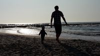Das Foto zeigt Simon und einen seiner Söhne bei einem Spaziergang an der Ostsee.
